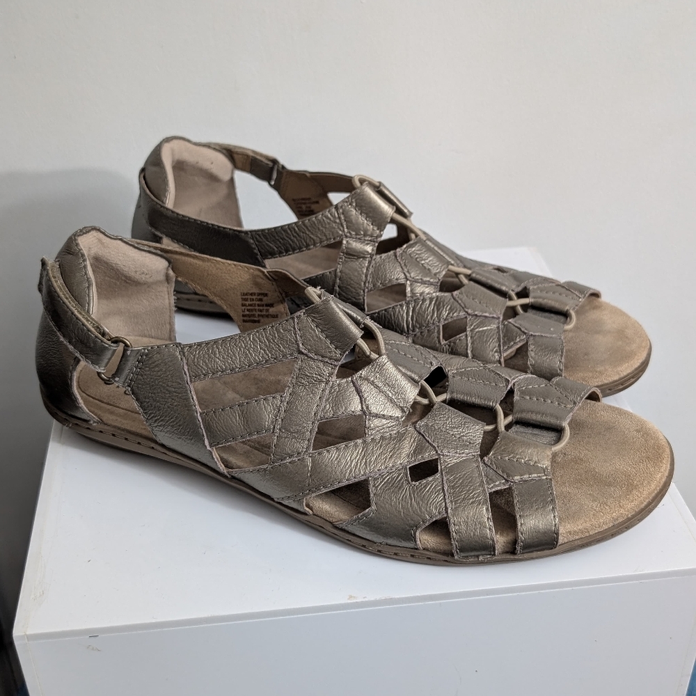 Earth Origins Belle Bridget Platinum Leather Woman’s Sandals Size 8.5. EUC